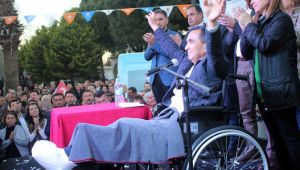 Silahlı saldırıya uğramıştı! Böyle gelip miting yaptı...