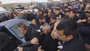 Kılıçdaroğlu zırhlı araçla evden çıkarılabildi!