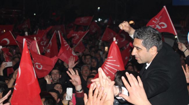 Menderes sabaha kadar zaferi kutladı