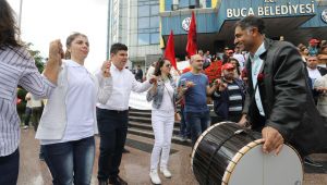 Başkan ve işçilerden ‘1 Mayıs Halayı’