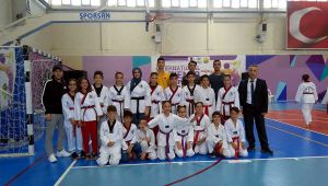 Bayraklılı Taekwondocular altın başarı