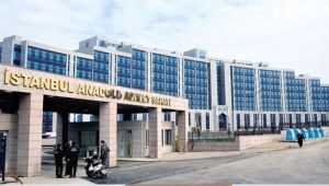 Hâkim mahkemede avukatın etek boyunu ölçtü!
