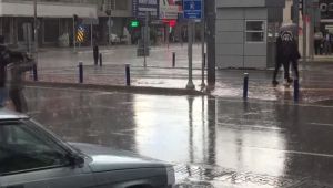 İzmir'de Sağanak ve Dolu Etkili Oldu