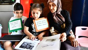 İzmir metrosunda özel anlar! Miniklerden büyüklerine anlamlı hediye