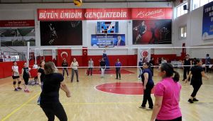 Minik sultanlar anneleriyle voleybol oynadı