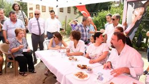 Başkan Gümrükçü mahalle mahalle dolaşmaya devam ediyor