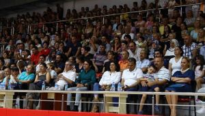 Bayraklı'da halk oyunu severler kursiyerlerin yıl sonu gösterisinde buluştu