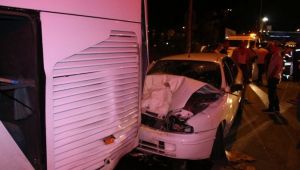 Bayraklı'da kontrolden çıkan otomobil otobüse çarptı: 4 yaralı