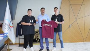 Bayraklı’nın büyük gururu! Öğrenciler Harvard’da sunum yaptı