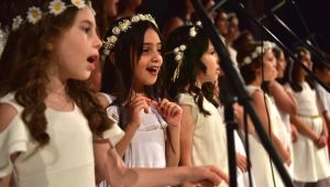 Bornova’da kursiyerlerden dans ve müzik ziyafeti