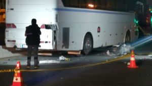 Buca'da motosiklet otobüse çarptı: 1 ölü 1 ağır yaralı