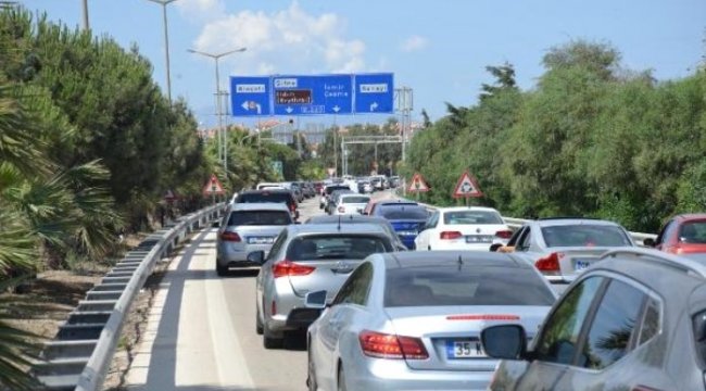 Çeşme'de uzun araç kuyrukları oluştu