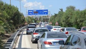Çeşme'de uzun araç kuyrukları oluştu