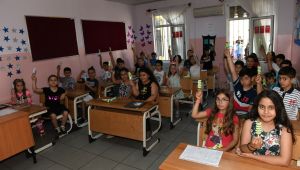 Çiğli'de karnesini alan miniklere bir hediye de belediyeden