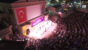 Menderes'te binlerin katılımıyla halk dansları coşkusu