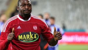 Menemen Beşiktaş'ın eski oyuncusuyla el sıkıştı