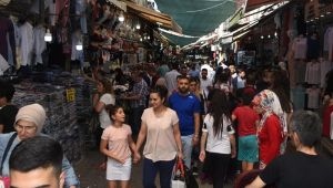 Tarihi Kemeraltı Çarşısı’nda adım atacak yer kalmadı