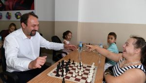 Başkan Gümrükçü gençler ile satranç masasında buluştu