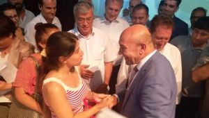 Başkan Soyer'den duygulandıran hareket... Tüm salon ayağa kalktı