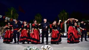 Bornovalı vatandaşlar dansa doydu