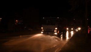Çiğli'de sokaklar dezanfektanlı sularla yıkandı