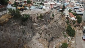 İzmir'de afet riski ilan edilen...mahallede yıkım çalışması başlatıldı