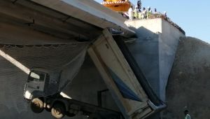 İzmir'de damperi açık kalan kamyon viyadüğe çarptı: 1 yaralı