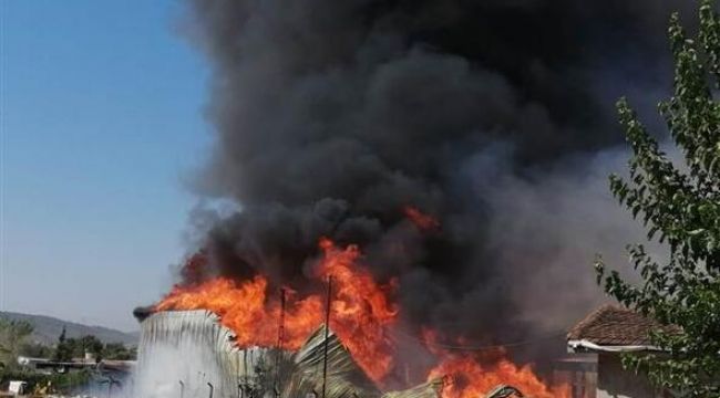 İzmir'de palet deposunda yangın
