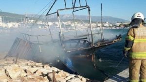 İzmir Karaburun'da yangın! 4 tekne yandı