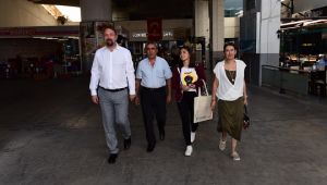 Başkan Gümrükçü otogarda öğrencileri karşıladı... İlk gelen öğrenciyi kayıta götürdü!