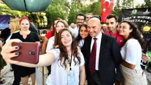 Başkan Soyer'den İzmir'e gelen öğrencilere sürpriz karşılama