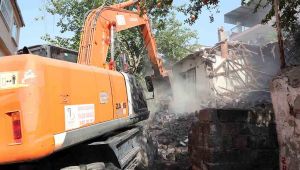 Bayraklı Belediyesi tehlike oluşturan metruk binaları yıkıyor