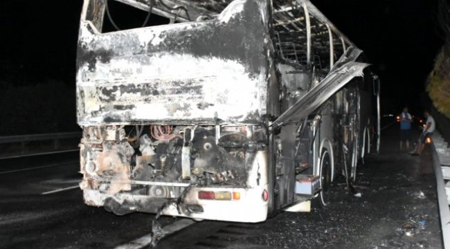 Çeşme'de tur otobüsü alev alev yanarak küle döndü