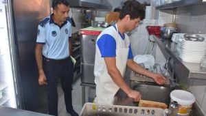 Çeşme'de zabıtadan bayram mesaisi