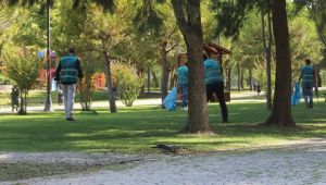 Denetimli serbestlikten faydalanan hükümlüler Bornova sokaklarını temizledi