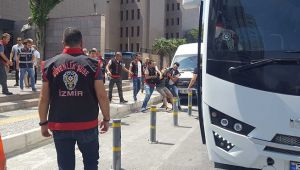 İzmir Adliyesi önünde gergin anlar... 26 gözaltı var!