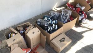 İzmir'de muhtarlık önüne bırakılan ayakkabılar çalıntı şüphesiyle polise teslim edildi