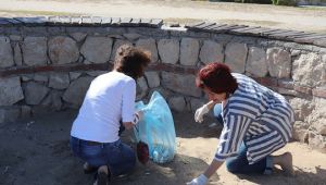 Karaburun'da vatandaşlarla el ele çevre seferberliği