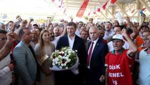 Karşıyaka'da toplu iş sözleşmesi halaylarla kutlandı