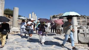 Sıcaklar engel olamıyor... Efes Antik Kentine turist yağmuru!