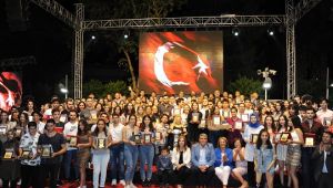 Balçova'da gelenek bozulmadı... 430 gence hediyeleri verildi!