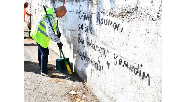 Başkan Soyer Karabağlar'daki temizlik çalışmalarına katıldı