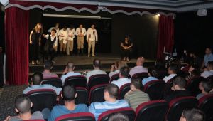 Bayraklı Belediyesi'nin sanatçılarından çocuk mahkumlara özel oyun