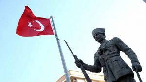 Bombacı Ali Çavuş heykeli önünde anlamlı kurtuluş töreni... Karşıyakalılar yoğun ilgi gösterdi!