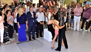 Bornova Belediyesi'nin renkli standında latin rüzgarı esti