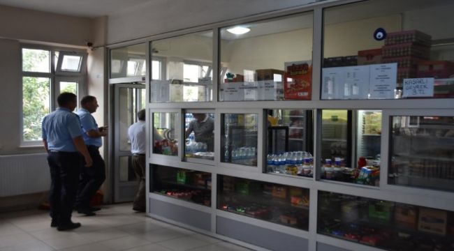 Buca'da zabıtalar denetimde... Kırtasiyeler ve kantinlere baskın!