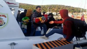 Çeşme açıklarında operasyon... 155 göçmen yakalandı!