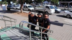 Çeşme'de tekne çalarken yakalandılar