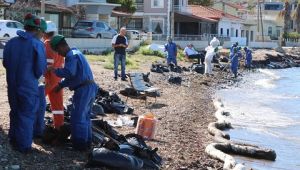 Foça'daki deniz kirliliğine temizlik seferberliği!