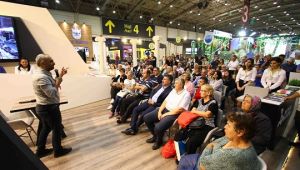 Gazeteci İsmail Saymaz Bayraklı standında okurlarıyla buluştu